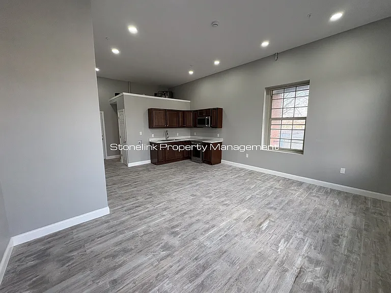 387 Broad St — Photo 2