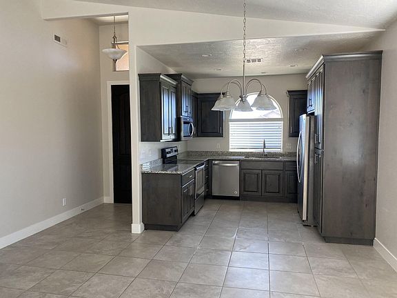 4th image of 2467 E Canyon Ranch Dr