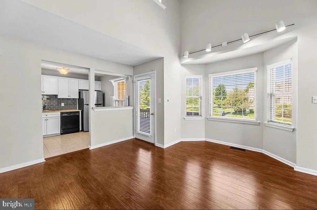 3 bed, 2.0 bath, 1550 sqft, $3,050 — Photo 3