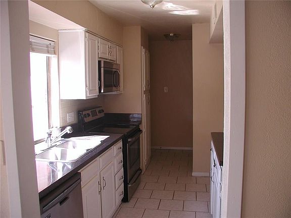 3rd image of 2716 Kingston Dr