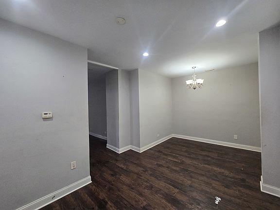 4th image of 8622 S Escanaba Ave
