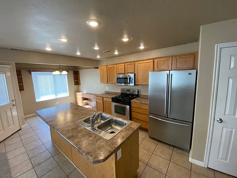 433 W 2100 N — Photo 3