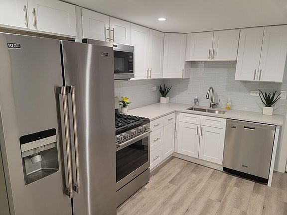 2nd image of 2547 W Homer St #G