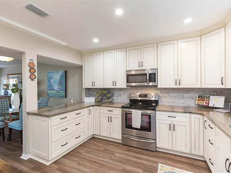 702 W Bay St #A — Photo 2
