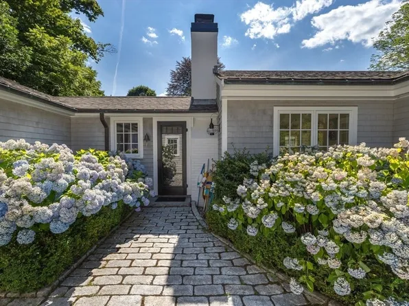17 Sea St, Manchester, MA 01944