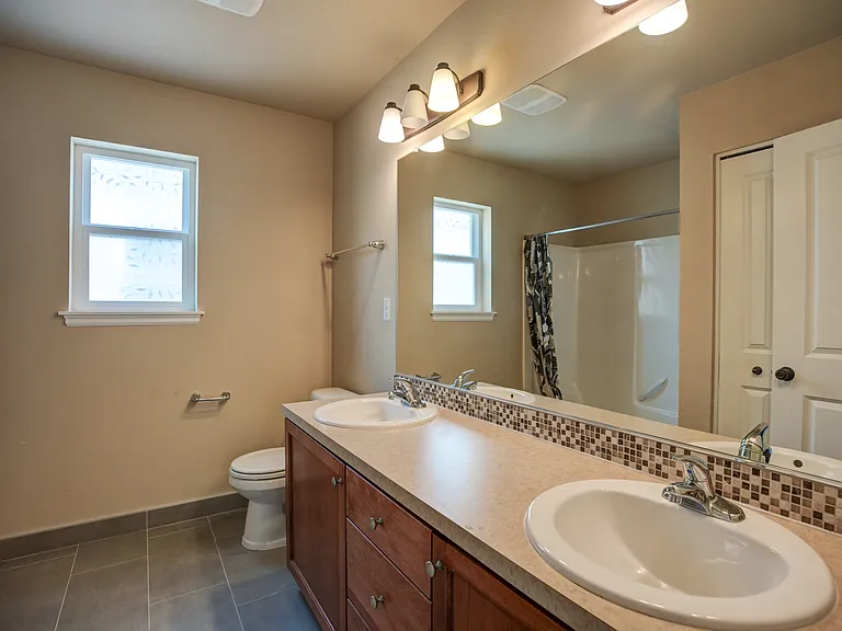 432 NE 136th Ave — Photo 16