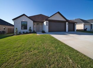 851 E Buchanan St, Prairie Grove, AR 72753