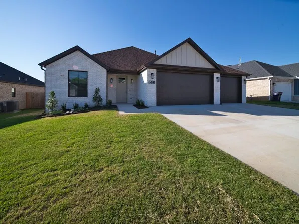 851 E Buchanan St, Prairie Grove, AR 72753