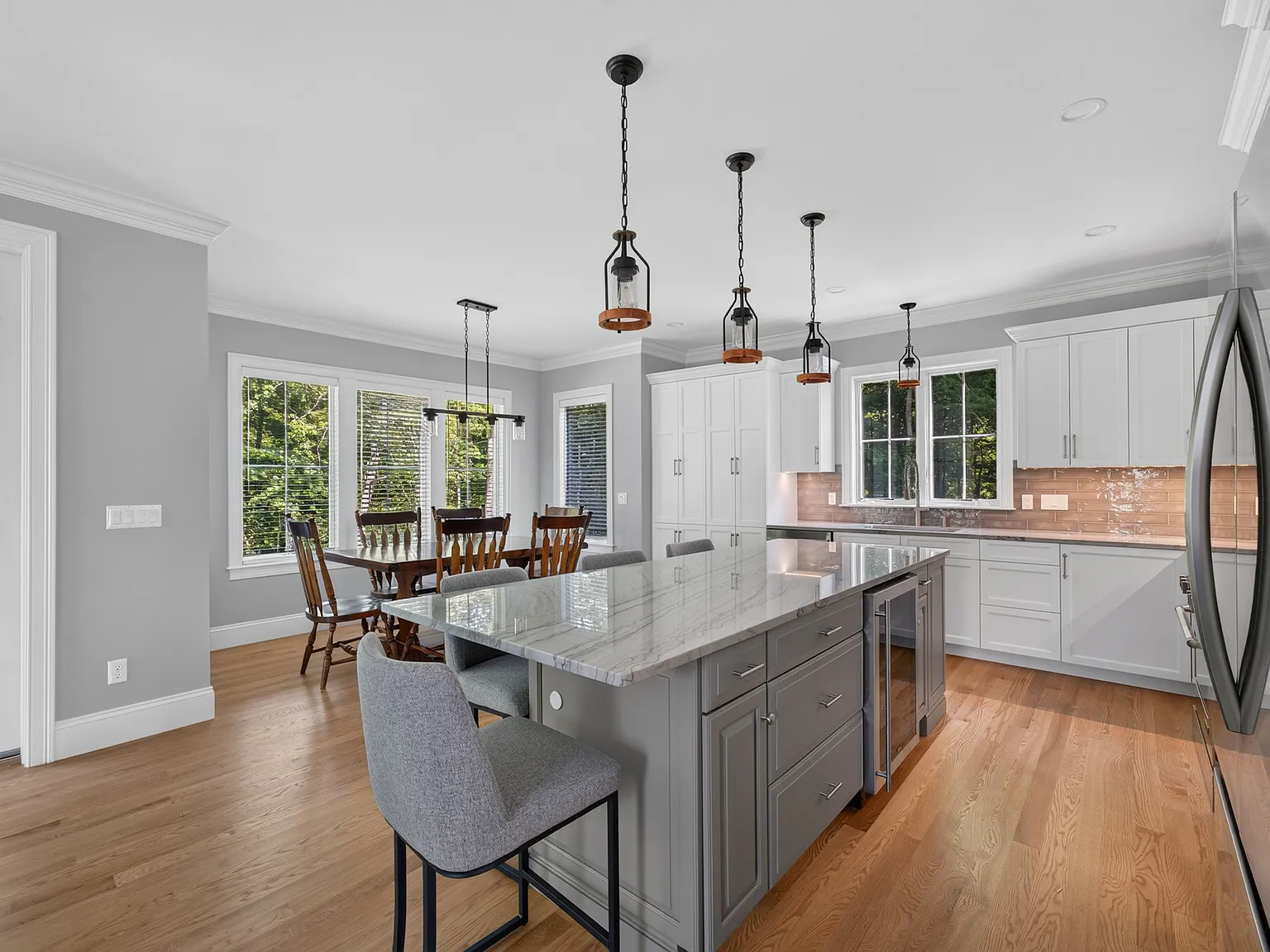 4 bed, 2.5 bath, 2250 sqft, $4,000 — Photo 4