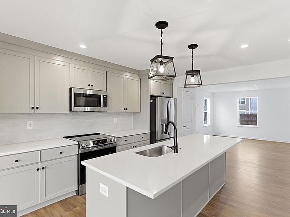 4th image of 511 Fontana Cir