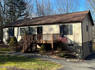 123 Horseshoe Ln, Lords Valley, PA 18428