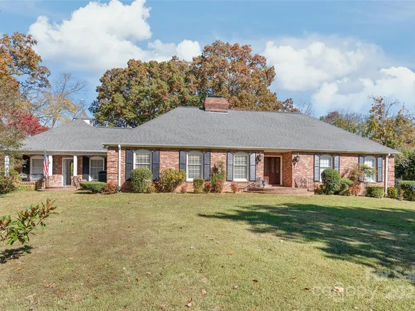 125 Great Oaks Ln, Charlotte, NC 28270