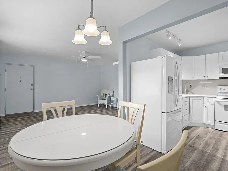 209 NE Lincoln Cir N #109 — Photo 5