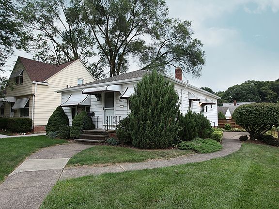 3rd image of 2902 Lucerne Ave