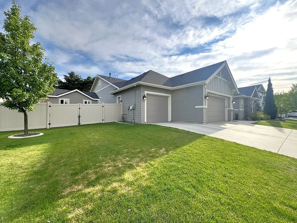 3 bed, 2.5 bath, 2921 sqft, $3,500 — Photo 2