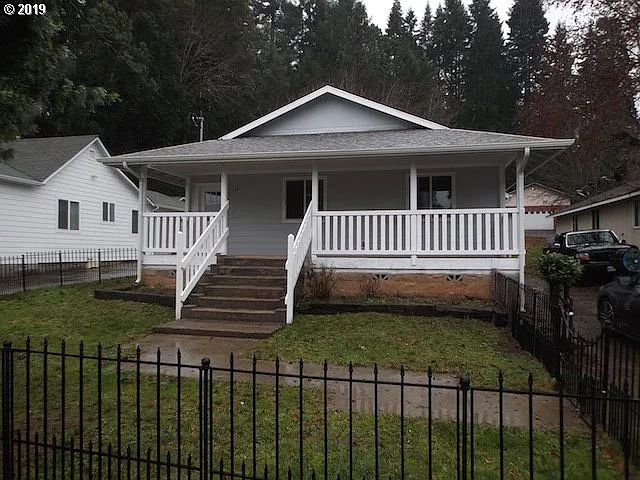 530 Willis Ave photo 1