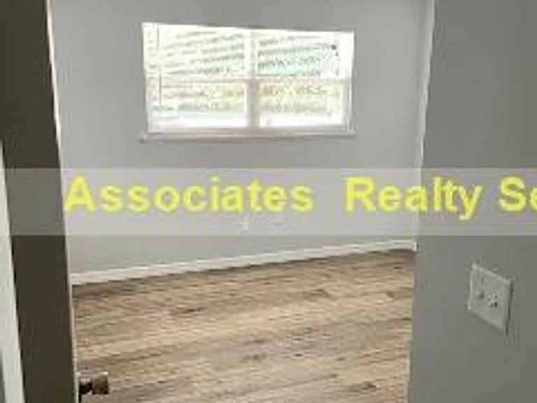 7215 SW 42nd Pl — Photo 2