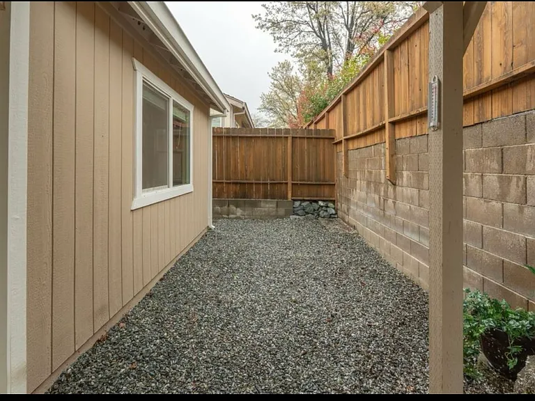 947 Country Ln — Photo 8