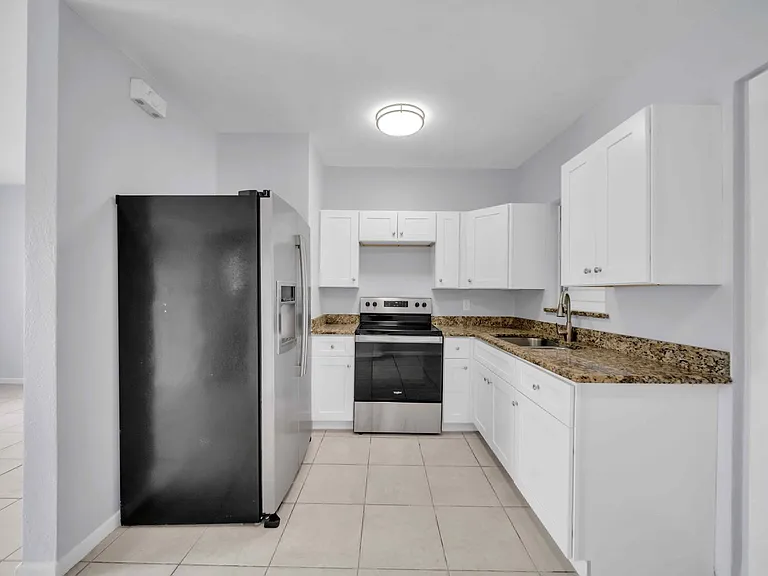 1527 Gardenia Ave — Photo 7