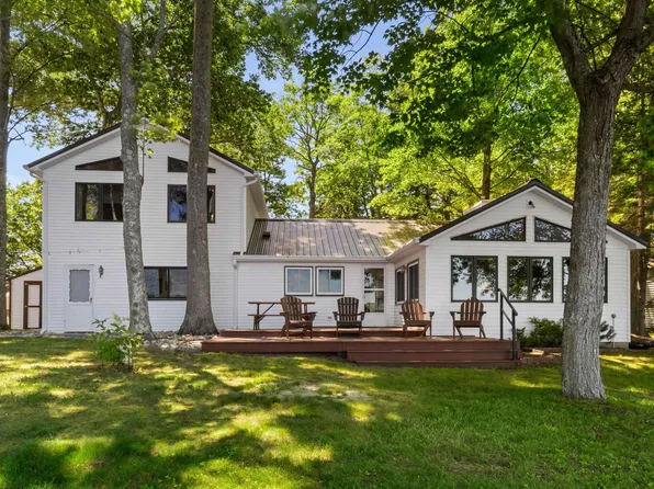4871 Lakeview Dr, Interlochen, MI 49643