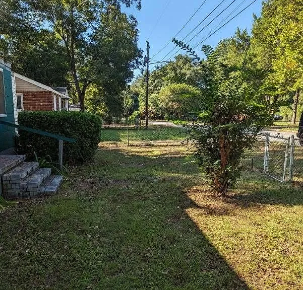1040 Harbison Dr — Photo 2