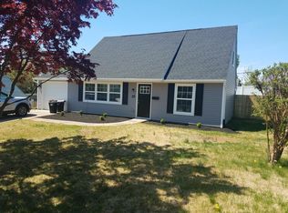 28 Kindle Ln, Levittown, PA 19055