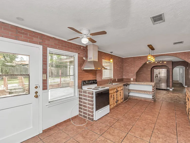 602 Everett St — Photo 19