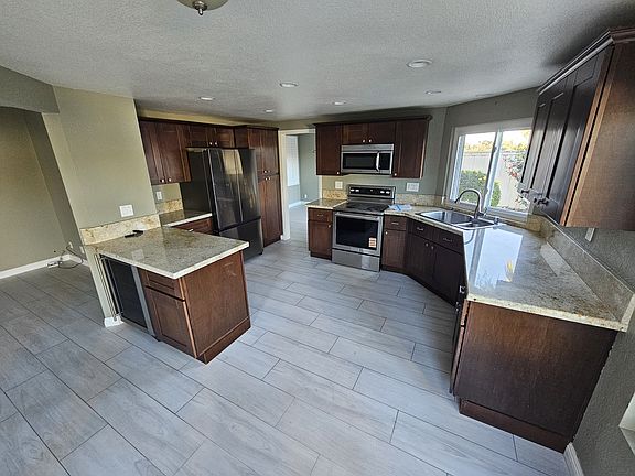 3rd image of 12108 Creekside Ct
