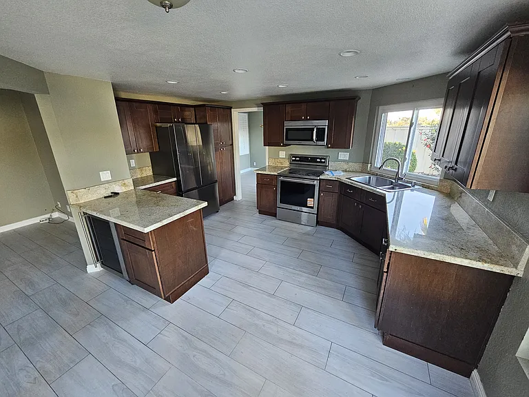 12108 Creekside Ct — Photo 3