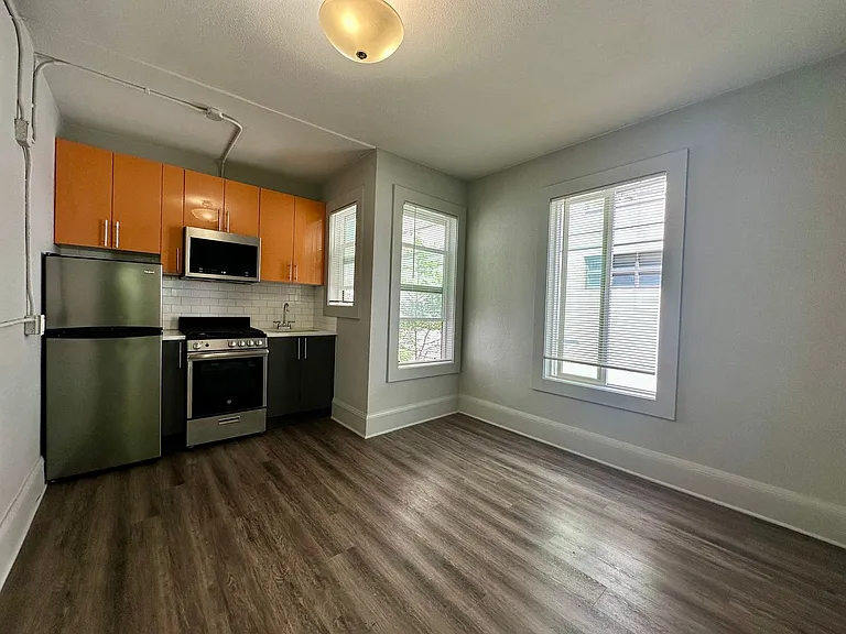 814 Columbia St — Photo 37