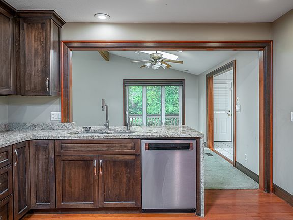 4th image of 10 Woodley Rd