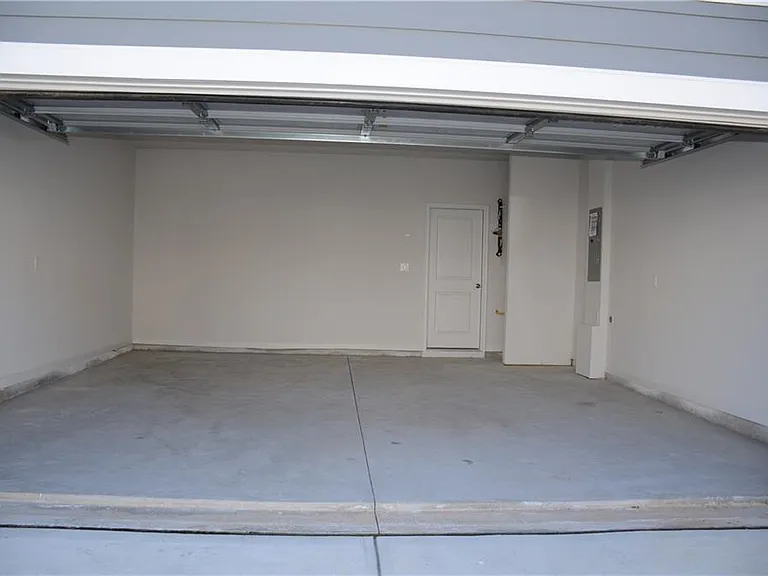 1121 Point Place Dr — Photo 32