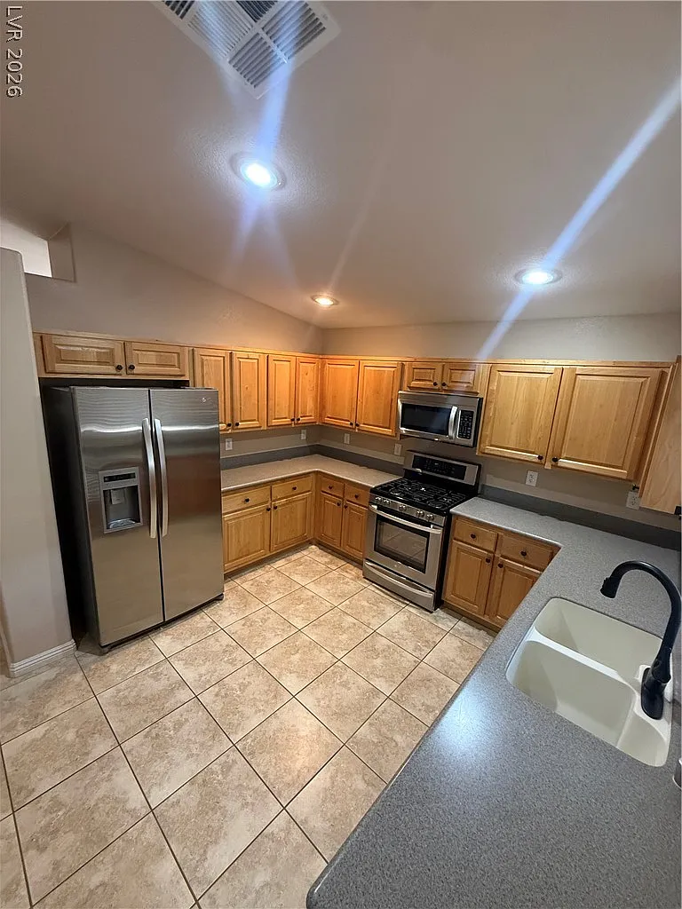 4 bed, 3.0 bath, 1672 sqft, $2,050 — Photo 4