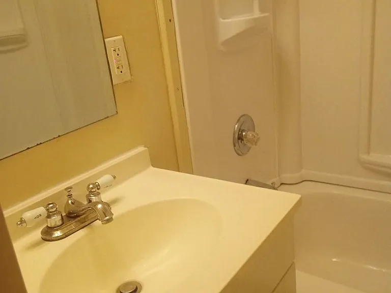 1209 S Malcolm Ave — Photo 11