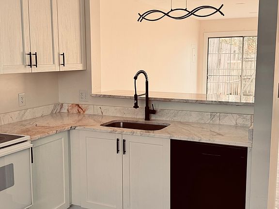 5th image of 104 Heritage Commons Dr