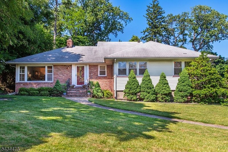 1st image of 17 Luddington Rd
