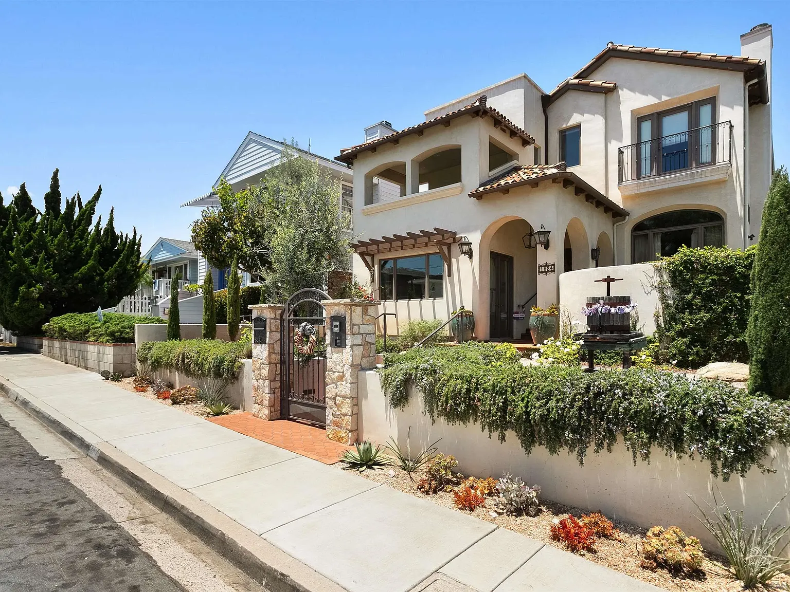 4 bed, 4.5 bath, 2852 sqft, $10,000 — Photo 2