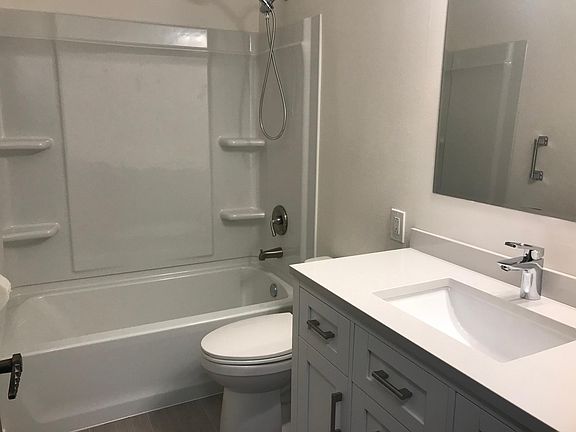 4th image of 98 Hillcrest Dr APT 3