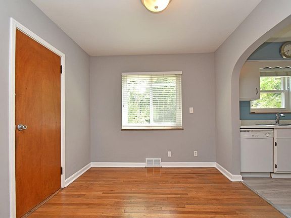 5th image of 1394 Collinsdale Ave