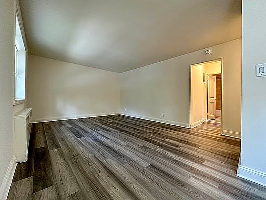 2nd image of 7 Stratford Ave APT 1B