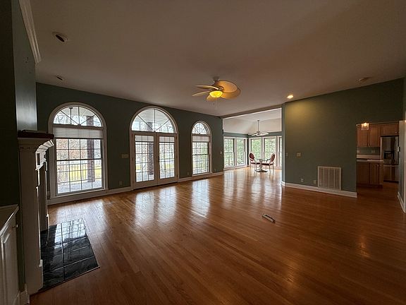 5th image of 1036 Lake Dr