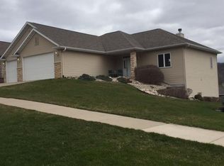 816 Olympic Dr, Onalaska, WI 54650