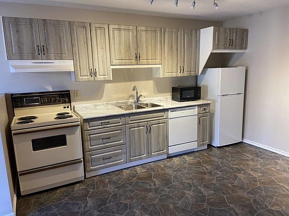 4th image of 3009 57a Ave