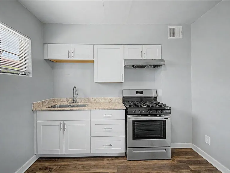 2116 N Forgeus Ave #B — Photo 10