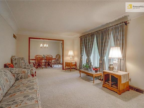 3rd image of 1317 SW Sunrise Dr