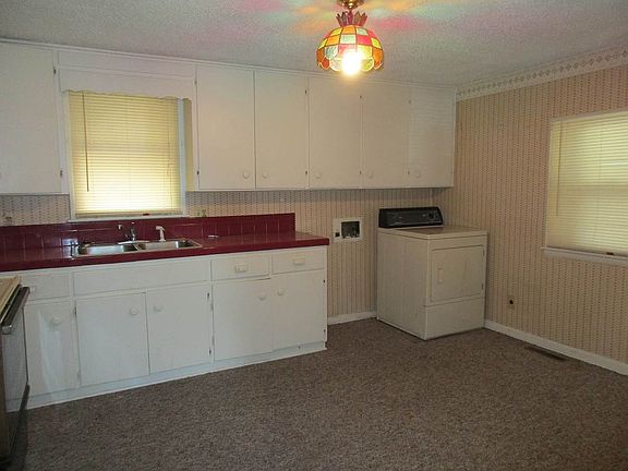 4th image of 305 N Summit St