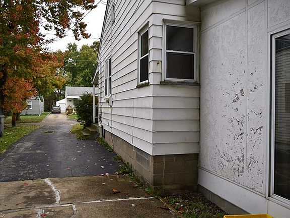 4th image of 1930 Highlawn Ave
