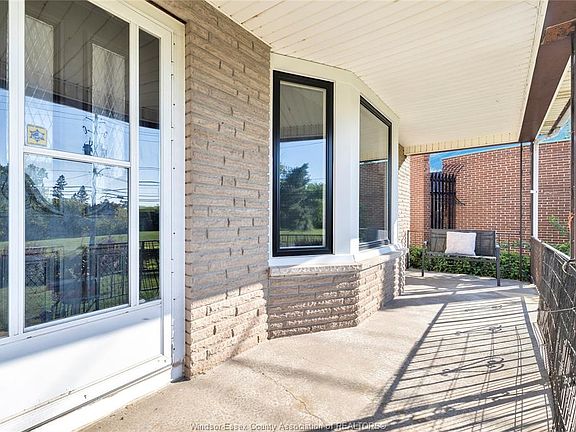 5th image of 934 Grand Marais Rd E