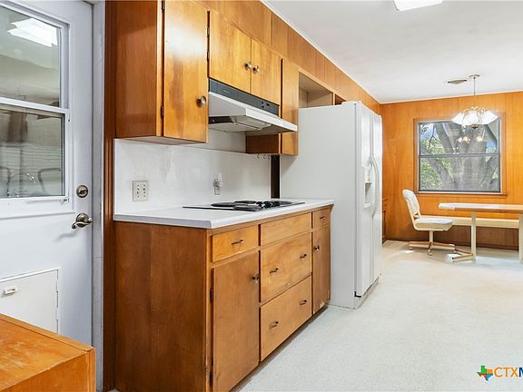 4th image of 874 Oak Ln