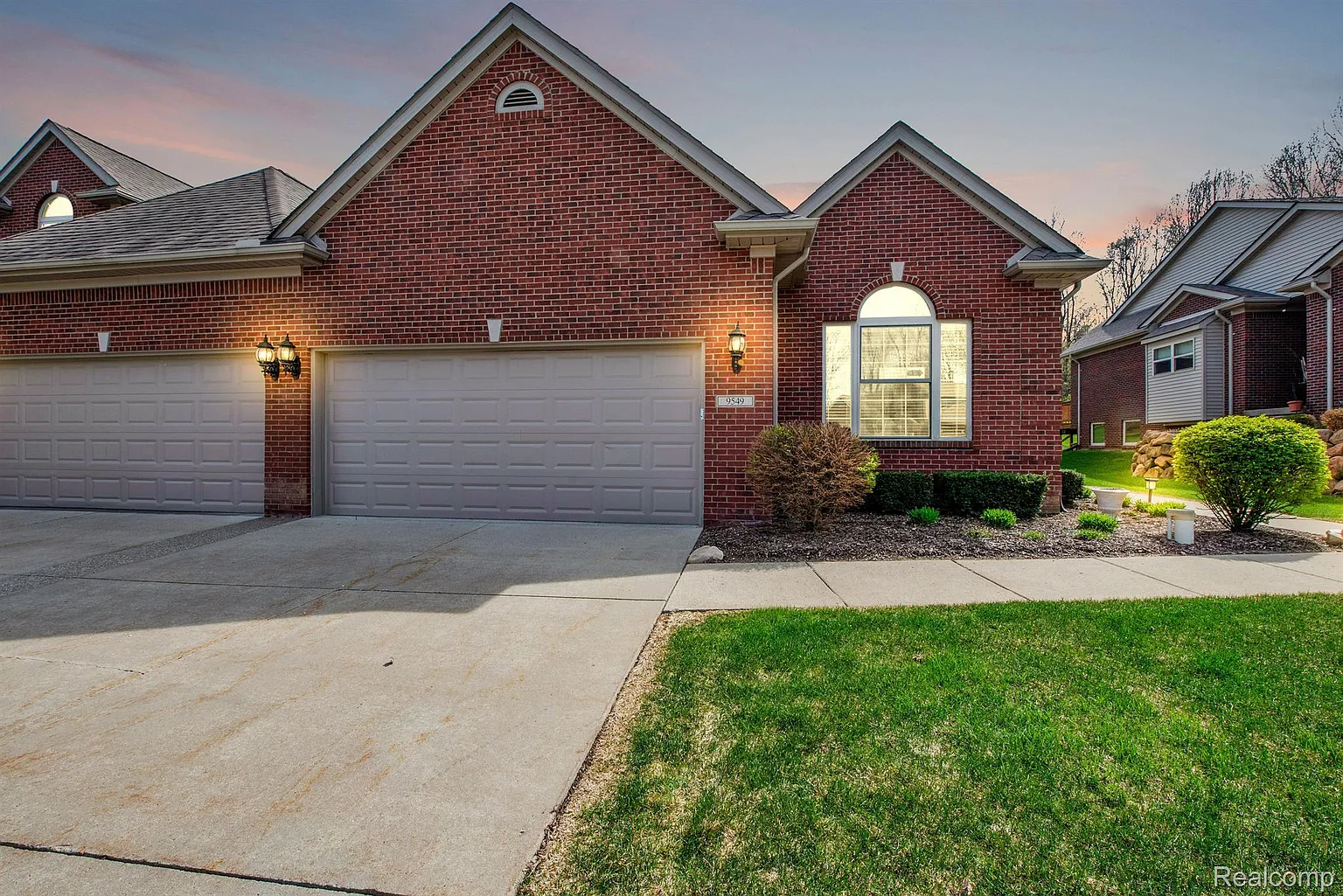 9549 Kingsway Cir photo 1